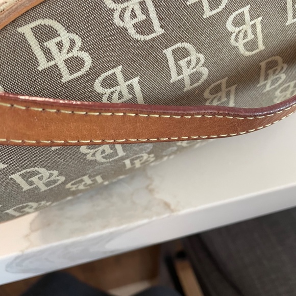 Fashionable Dooney & Bourke Tan Bucket Bag Great Condition - Picture 9 of 10